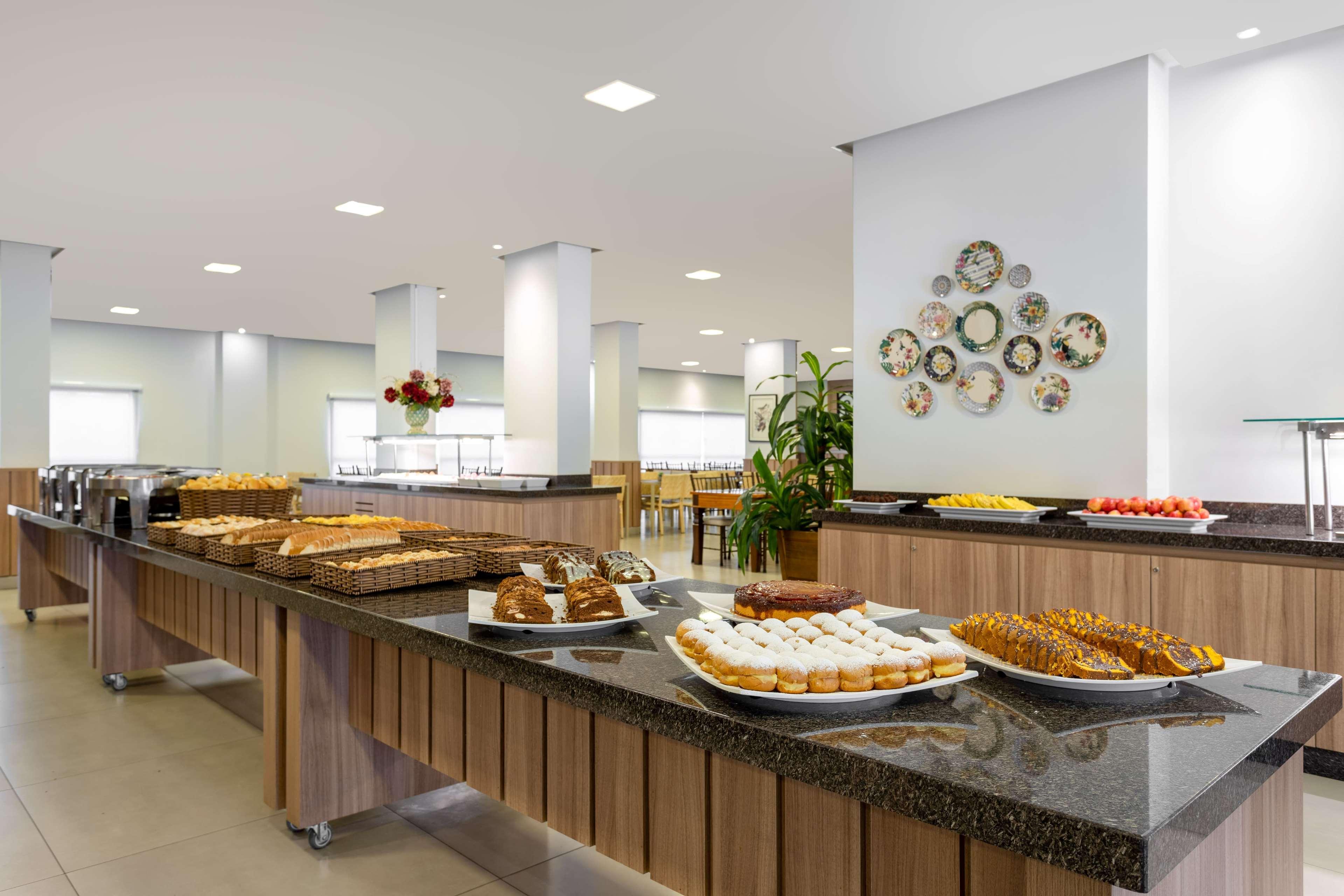 Wyndham Olimpia Royal Hotels Luaran gambar A buffet at a hotel