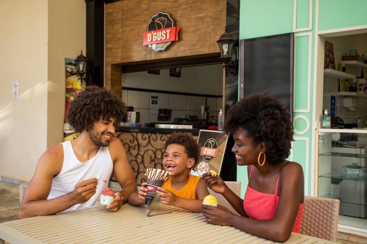 Wyndham Olimpia Royal Hotels Luaran gambar Family at a restaurant in Cape Verde