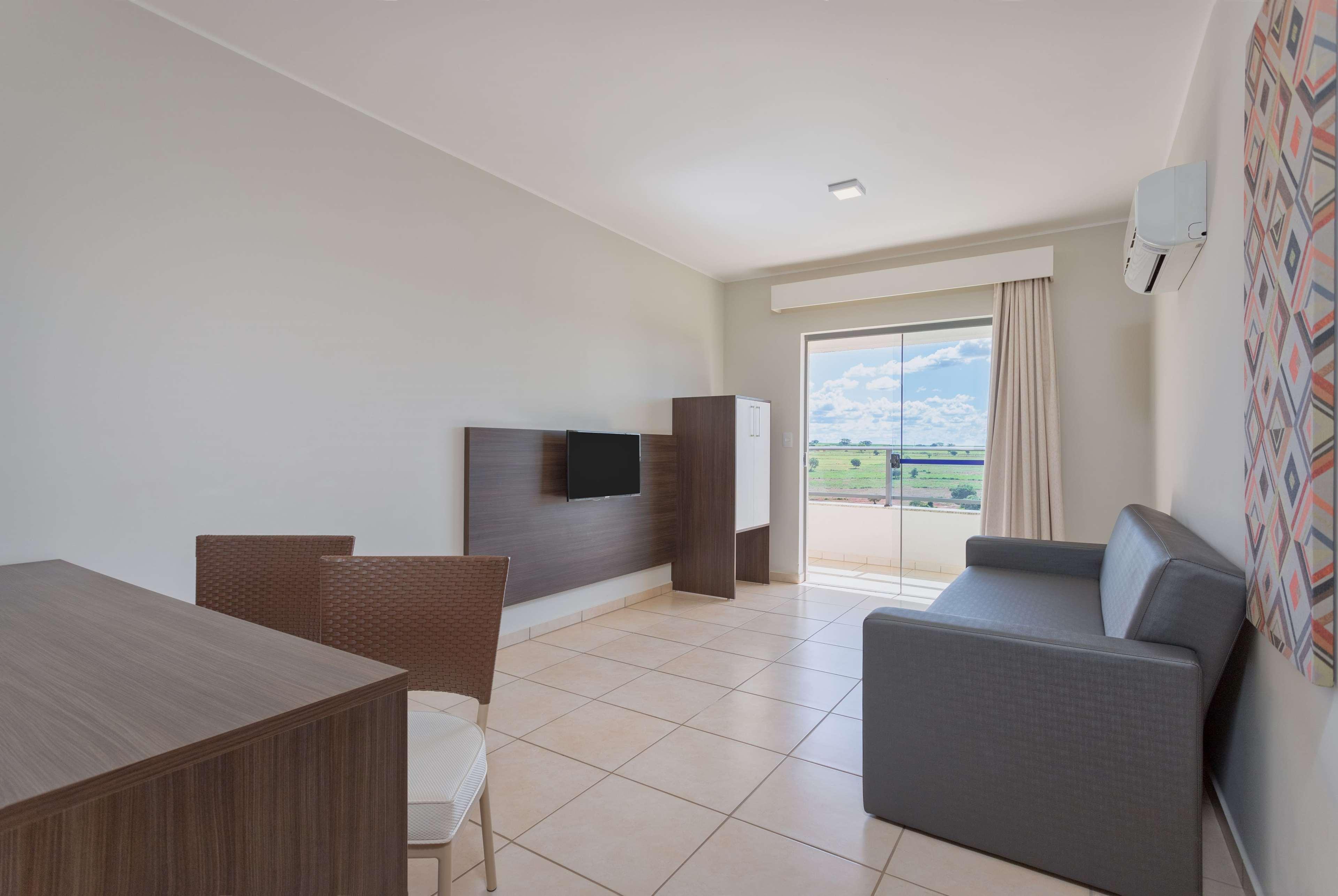 Wyndham Olimpia Royal Hotels Luaran gambar A typical hotel room