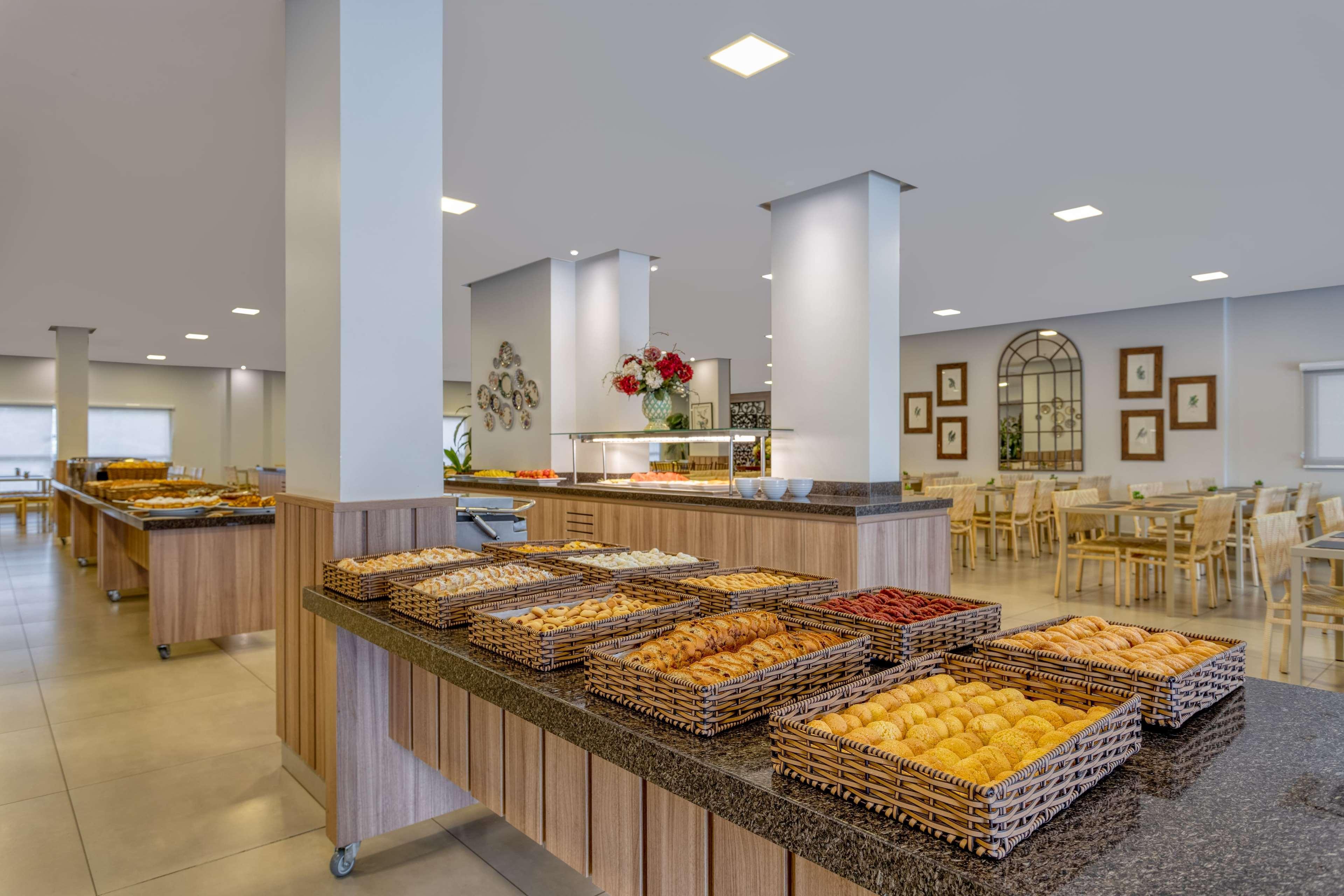 Wyndham Olimpia Royal Hotels Luaran gambar A buffet at a hotel