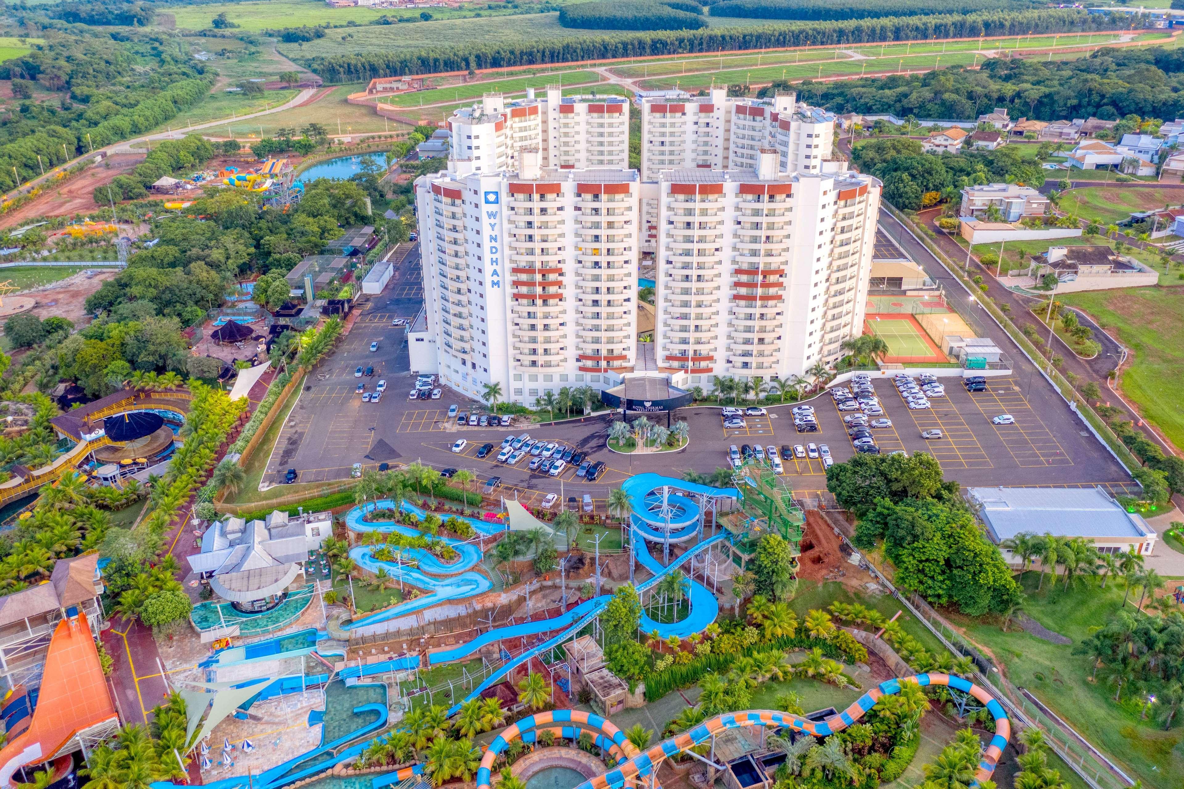 Wyndham Olimpia Royal Hotels Luaran gambar Aerial view of the hotel and water park