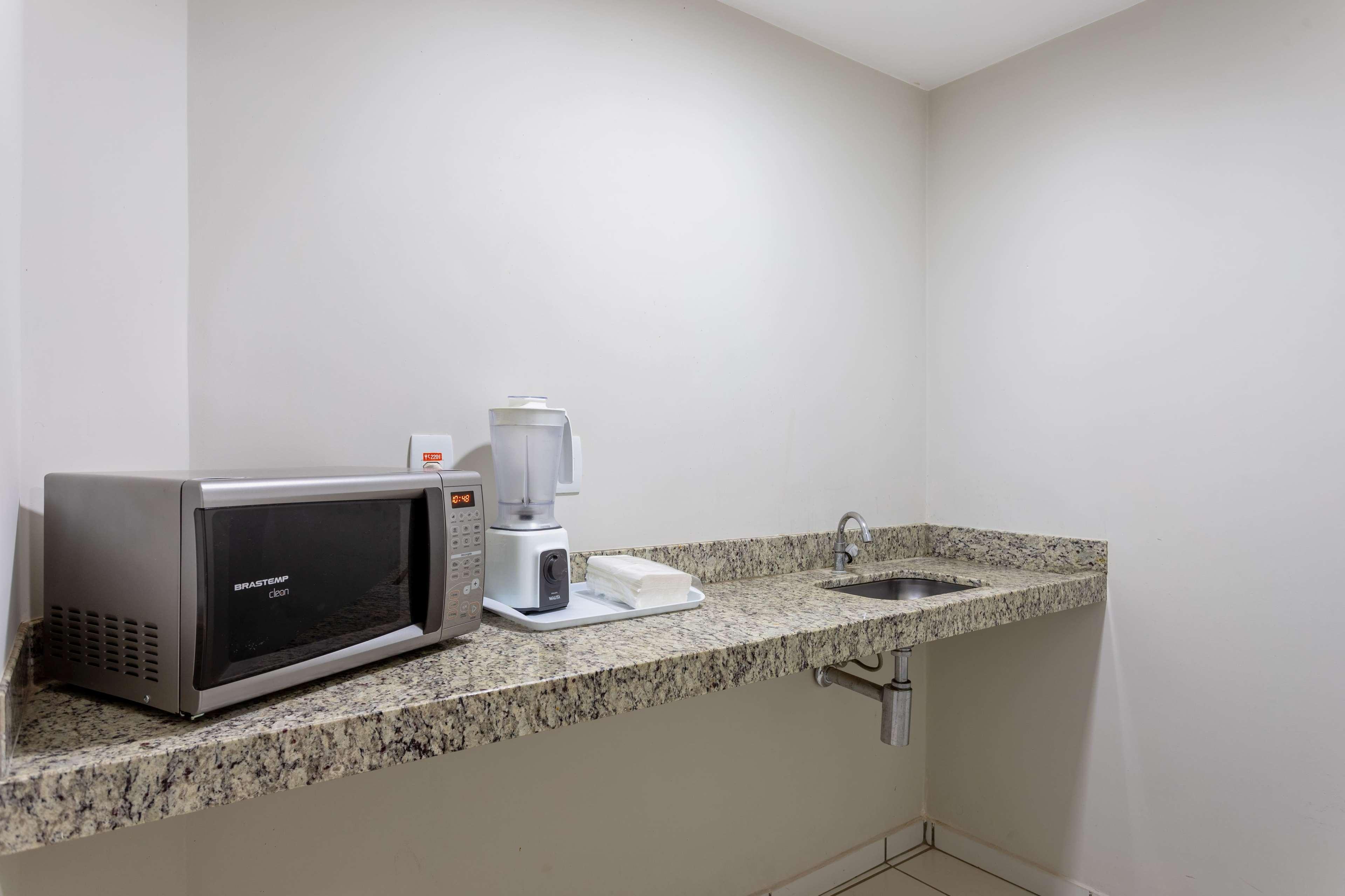 Wyndham Olimpia Royal Hotels Luaran gambar A wet bar in a hotel room