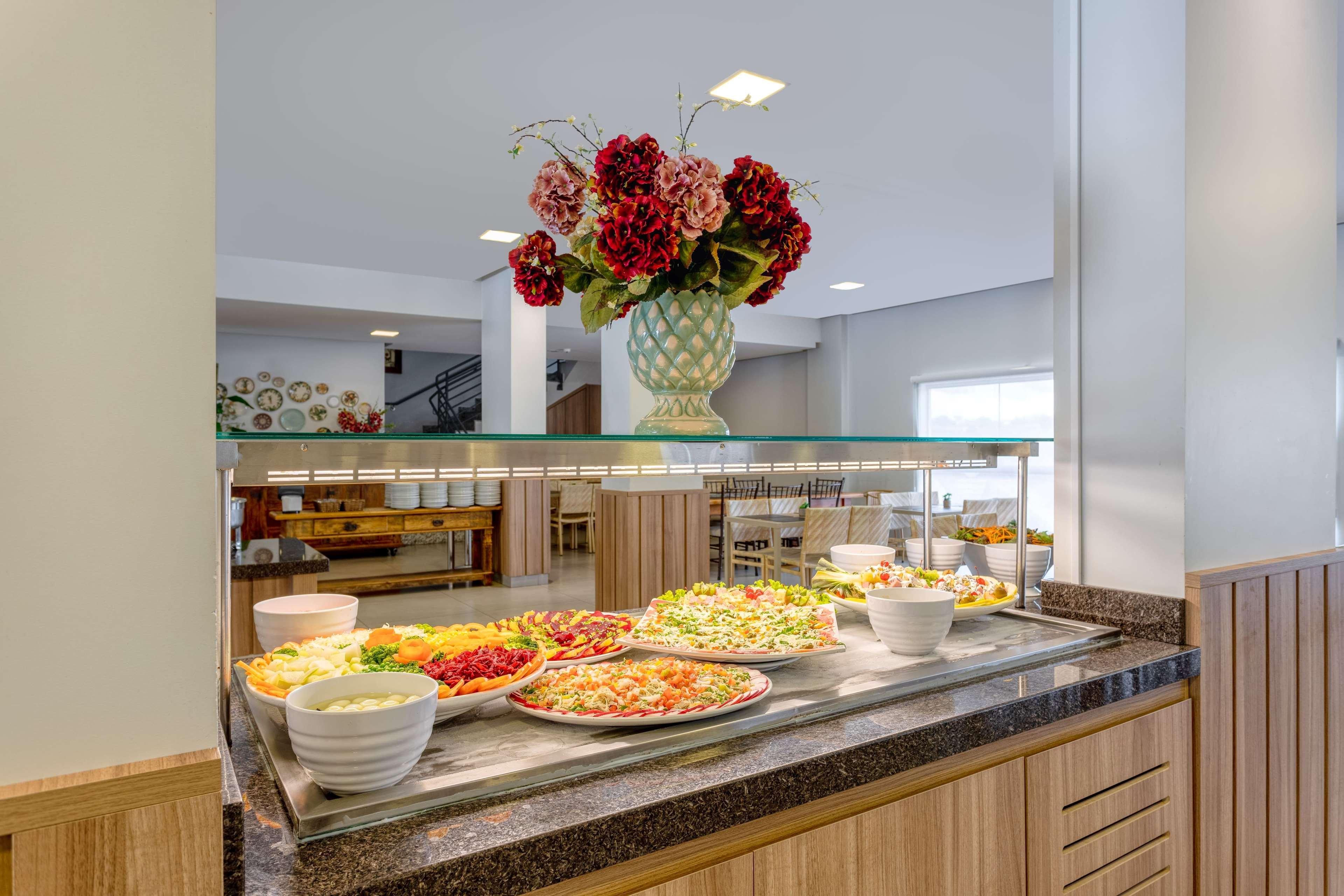 Wyndham Olimpia Royal Hotels Luaran gambar The dining room at the International Center