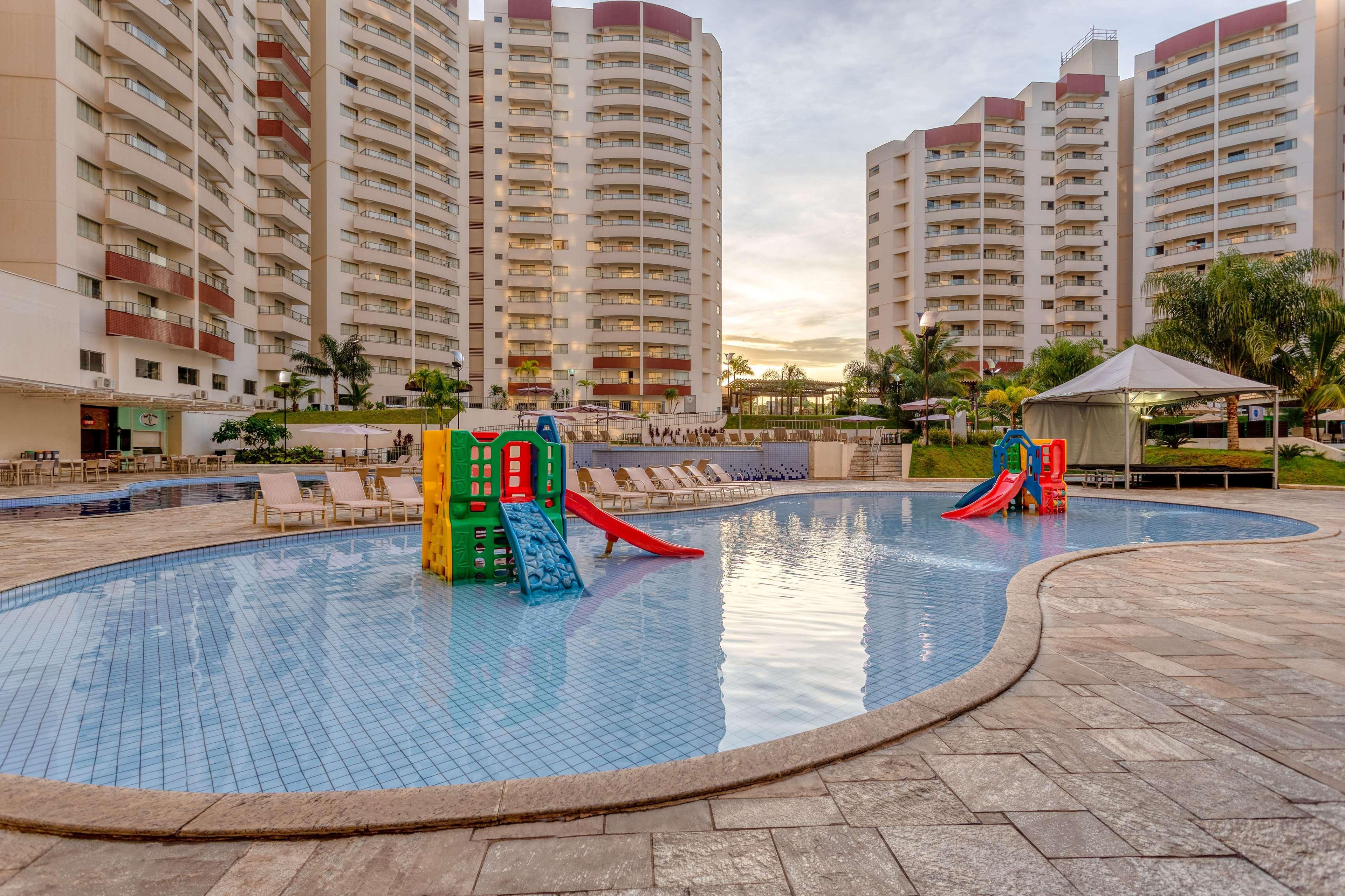 Wyndham Olimpia Royal Hotels Luaran gambar A condominium pool in Singapore
